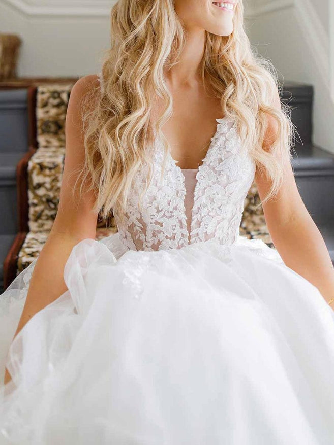 White Simple Lace Wedding Dress V-Neck Sleeveless Backless A-Line Bridal Dresses