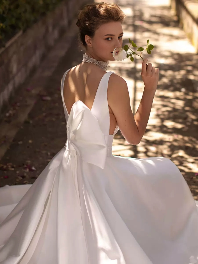 Vintage Wedding Dress V-Neck Sleeveless Natural Waist Satin With Train Bows Bridal Gowns