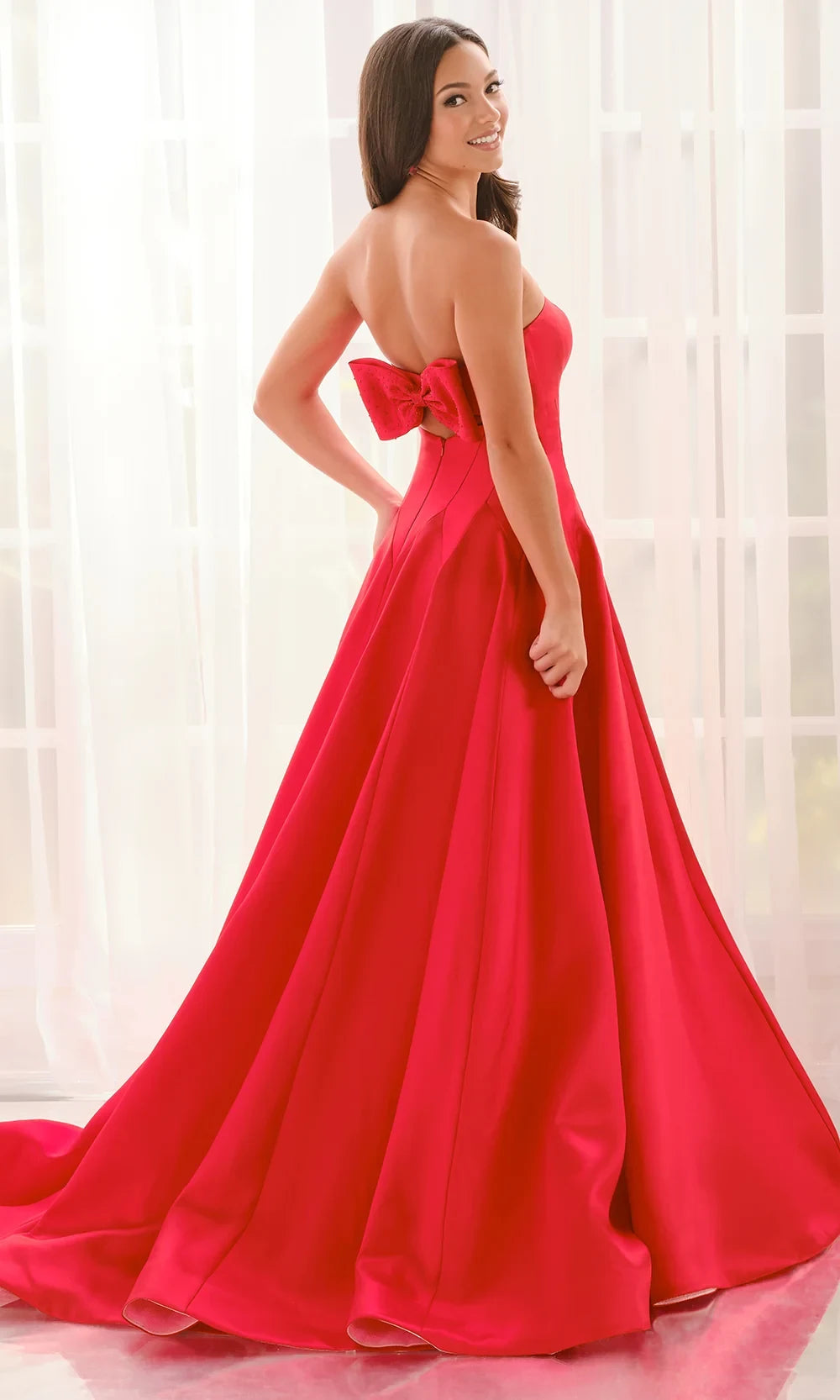 Exquisite Tailoring A-Line Strapless Bow-Back Pleated Red Floor-Length Prom Dress