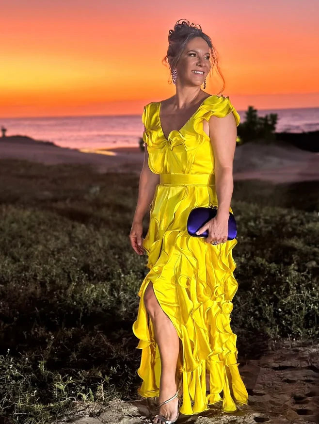 Quyihu Dress Yellow Sheath V Neck Ruffle Satin Long Prom Dress Evening Dress Sleeveless Mother of the Bride Dress