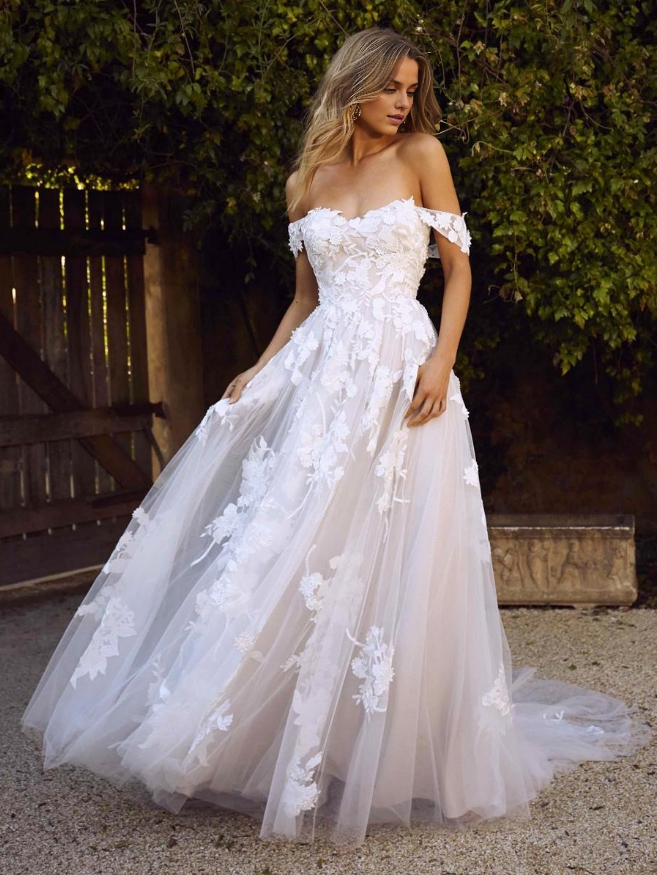 Ivory Lace A-Line Princess Wedding Dress Strapless Sleeveless Backless With Train Tulle Bridal Gowns