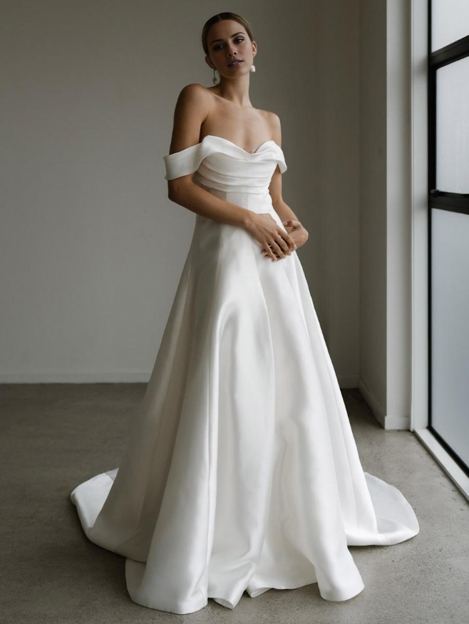 Vintage Wedding Dress Strapless Sleeveless Natural Waist Satin Bride Gown With Train Bridal Dress