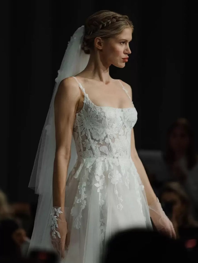 Ivory Wedding Dress Tulle Lace A-Line With Train Natural Waist Sleeveless Square Neck Bride Gown