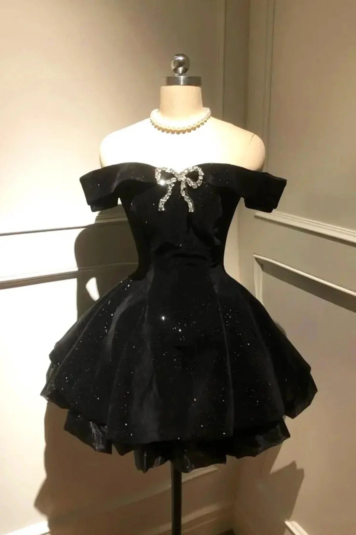 Black Velvet Short A-Line Prom Dress Lovely Off the Shoulder Party Dress