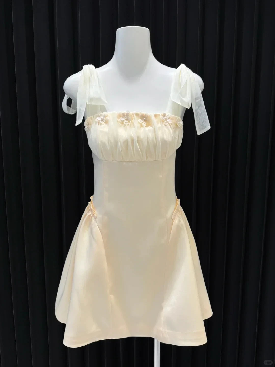 Chic A-Line Sweetheart Tie-shoulder 3D Flower Ruched Ivory Mini Homecoming Dress