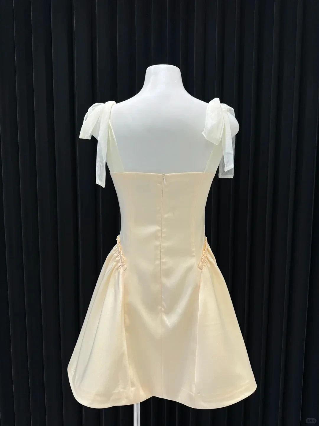 Chic A-Line Sweetheart Tie-shoulder 3D Flower Ruched Ivory Mini Homecoming Dress