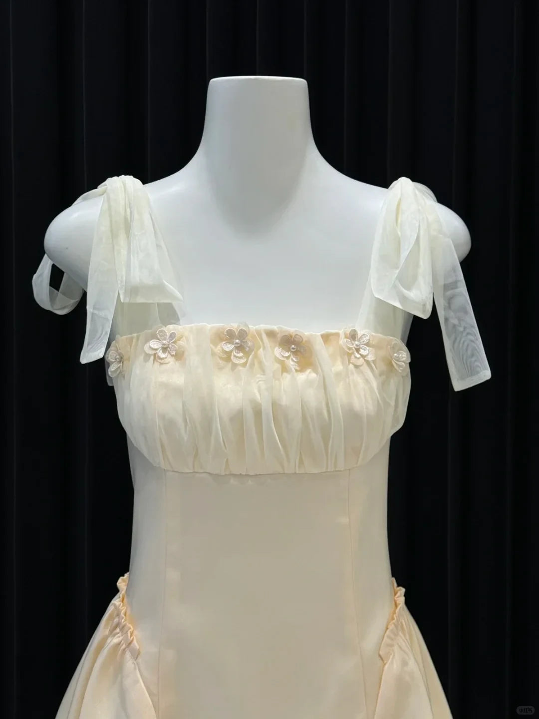Chic A-Line Sweetheart Tie-shoulder 3D Flower Ruched Ivory Mini Homecoming Dress