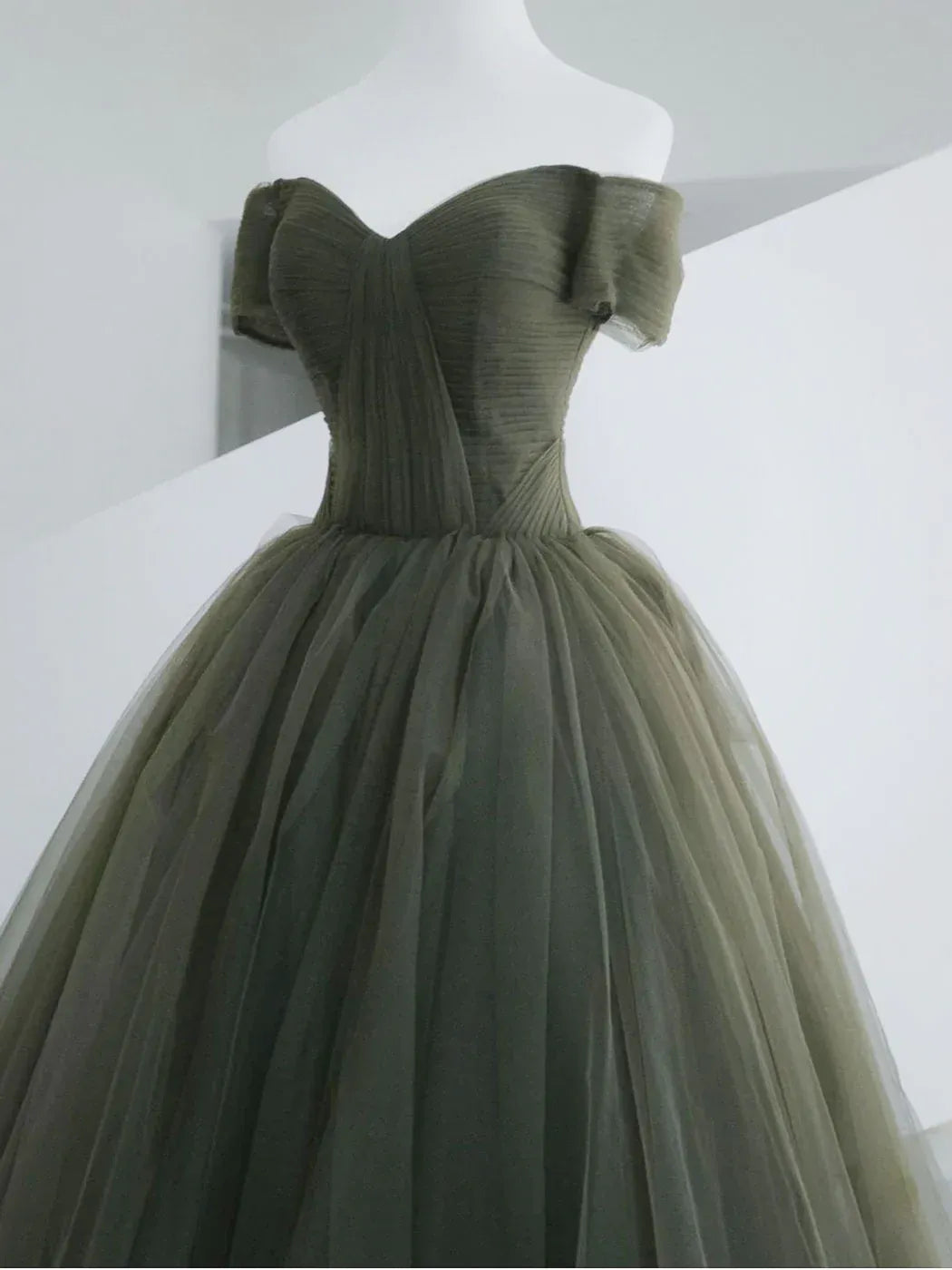 Dramatic Ball Gown Off-the-shoulder Cap-sleeved Tulle Olive Green Maxi Prom Dress for Women Custom