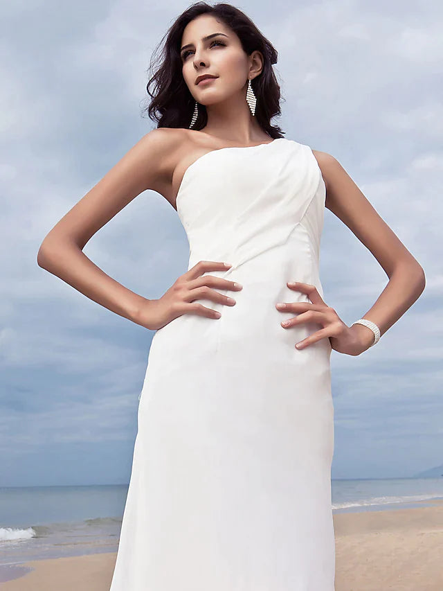 Model posing gracefully in the simple yet elegant plus size bridal gown.