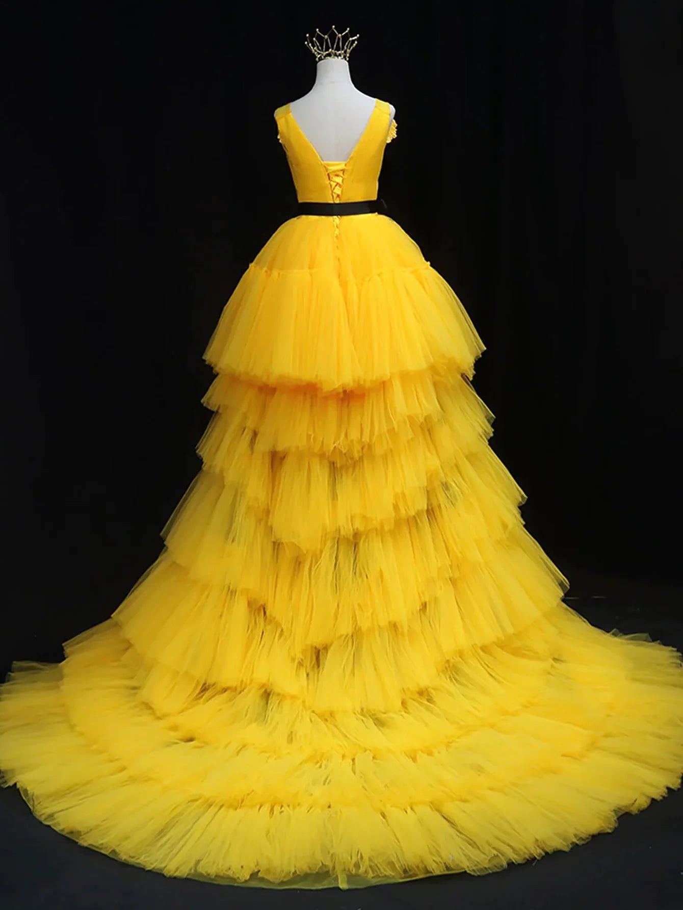 Side view of a model in a light blue A-line high-low tulle homecoming dress.