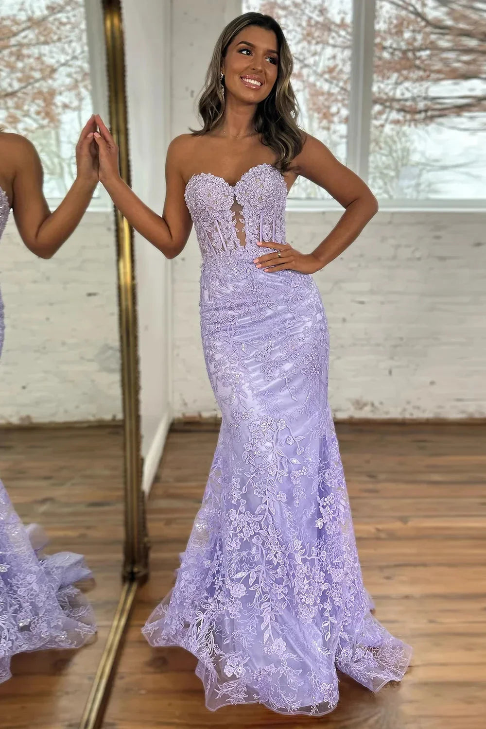 Elegant Mermaid Strapless Lace-Embellished Open-Back Floor-Length Prom Dress