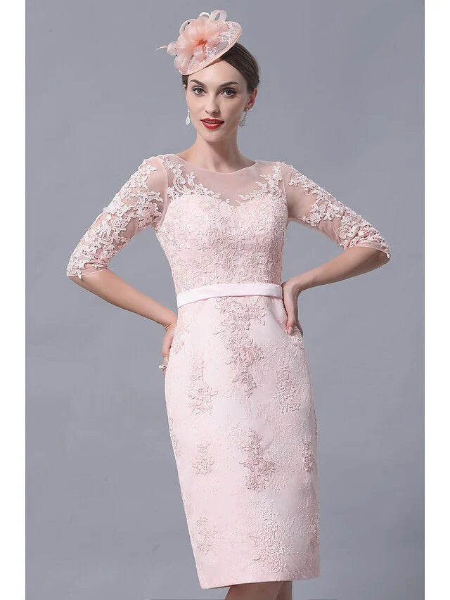Detail of the bateau neckline and 3/4 sleeve with lace.
