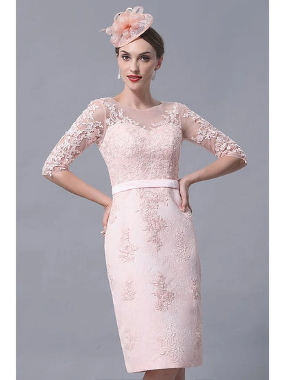 Detail of the bateau neckline and 3/4 sleeve with lace.