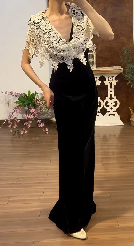 Elegant Sheath V-Neck Sleeveless Black Floor-Length Evening Gown