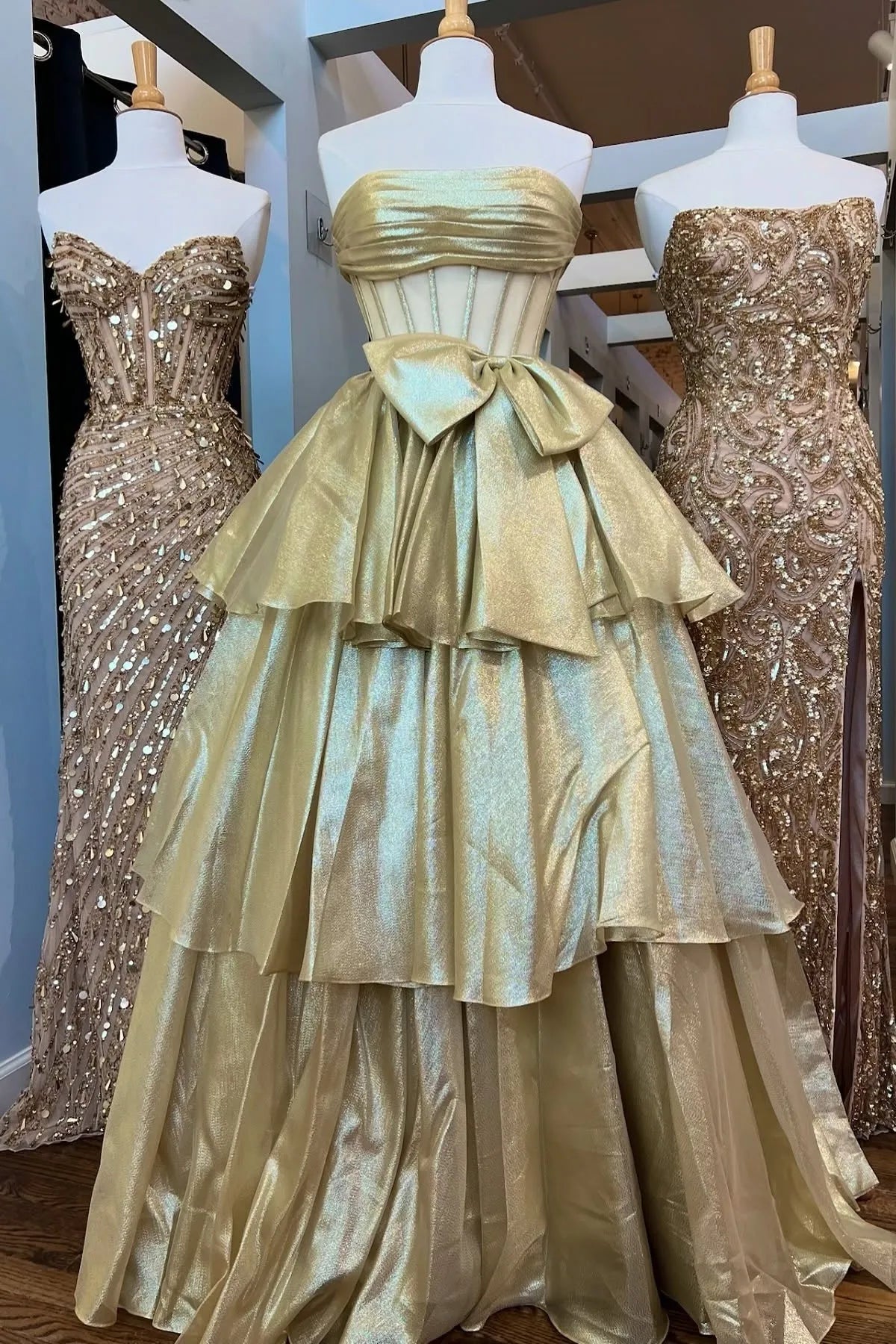 Glamorous A-line Strapless Sleeveless Tulle Bow Floor-Length Prom Dress