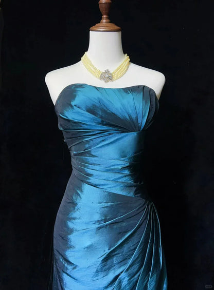 Graceful Sheath/Column Strapless Sleeveless Pleated Satin Short-Mini Homecoming Dress