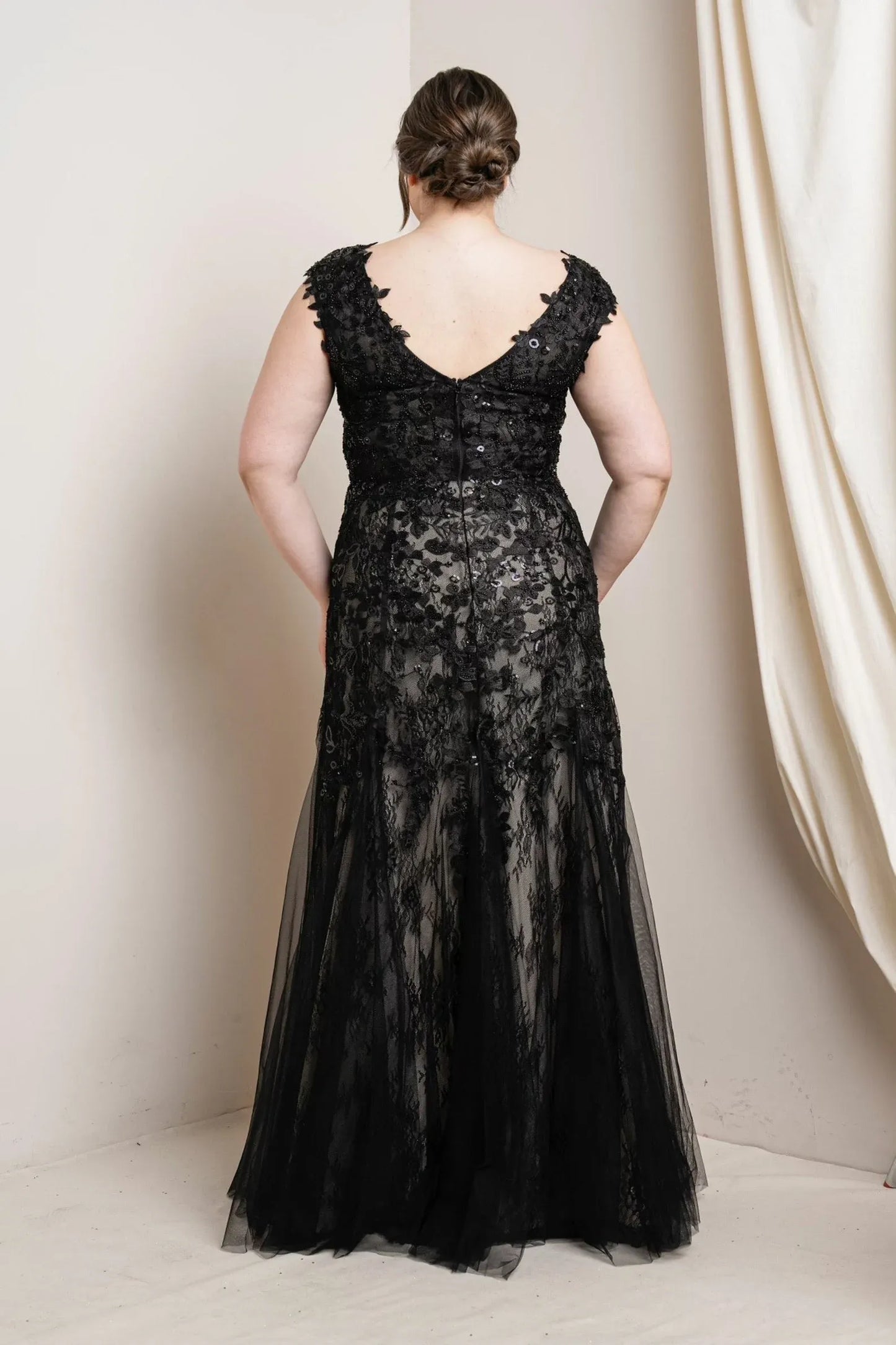 Plus Size Mermaid Scoop-Neck Lace Beaded Black Floor-Length Formal Evening Dress