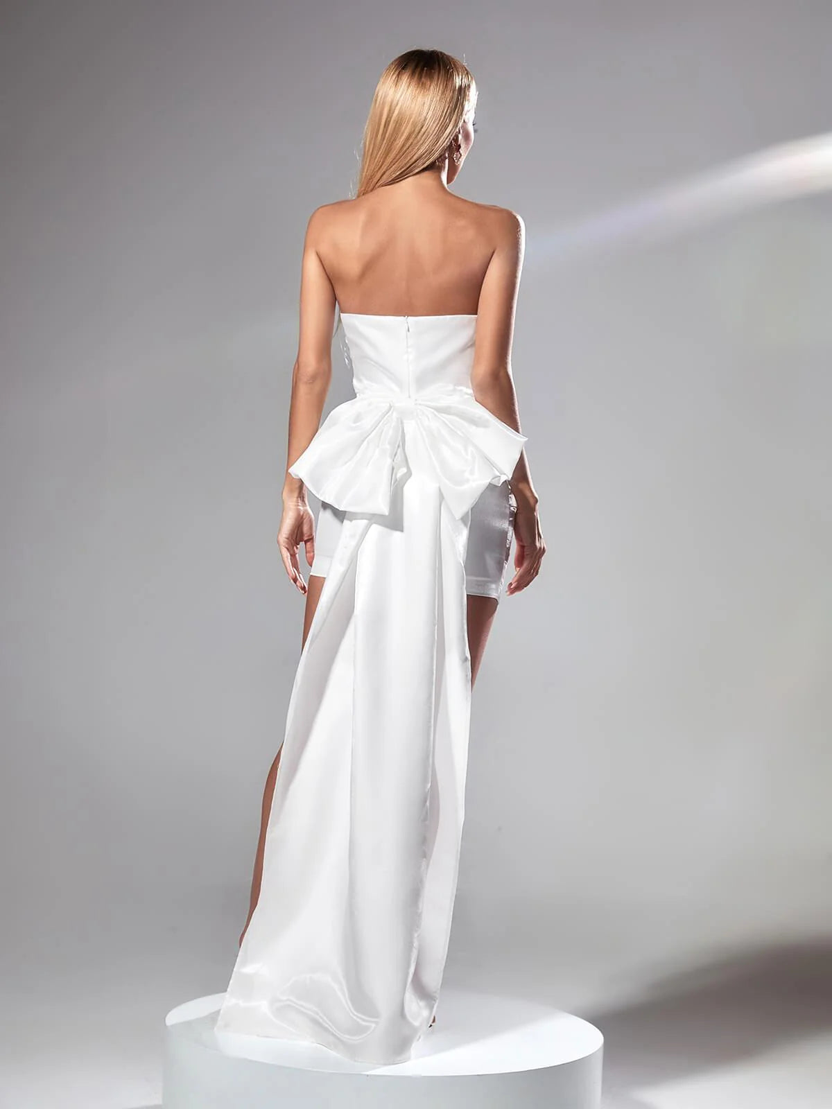 Stunning Bodycon Strapless Ruched Bow-Back White Mini Homecoming Dresses