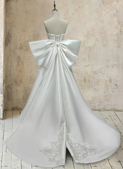Trumpet Mermaid White Satin Strapless Sleeveless Wedding Dresses with Lace Appliques & Bow