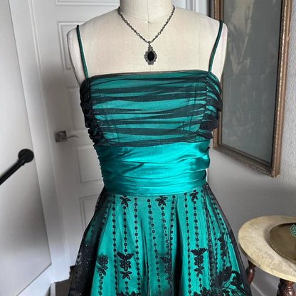 Vintage A-Line Off the Shoulder Sleeveless Lace Short-Mini Homecoming Dress