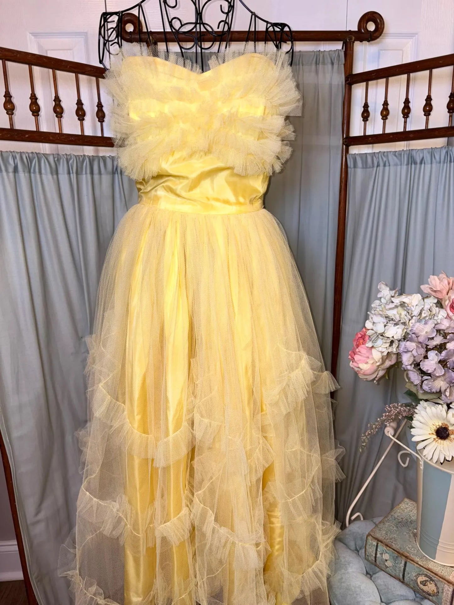 Vintage Lovely A-Line Strapless Tiered Ruffle Party Dress Tulle Yellow Midi Prom Dress